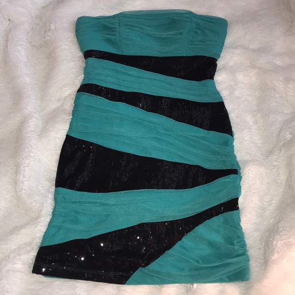 XOXO FORMAL DRESS - Picture 3 of 4